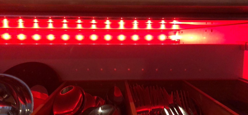 Philips Hue LightStrip Plus in einer Schublade