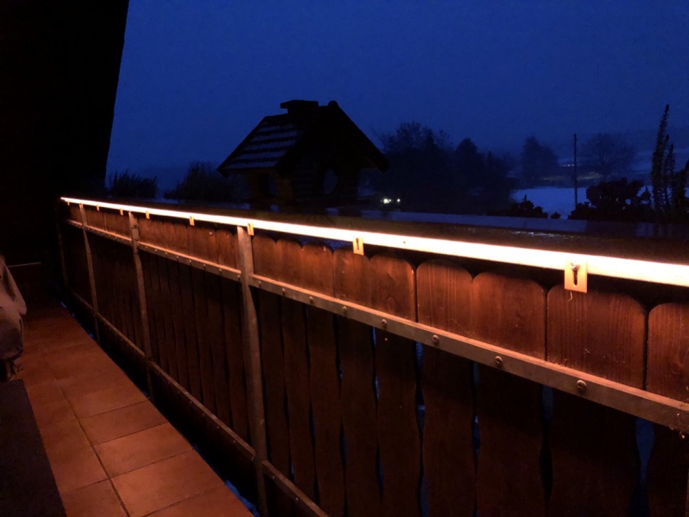 Hueblog: Zeig‘ dein Hue: Outdoor LightStrip am hölzernen Balkon-Geländer