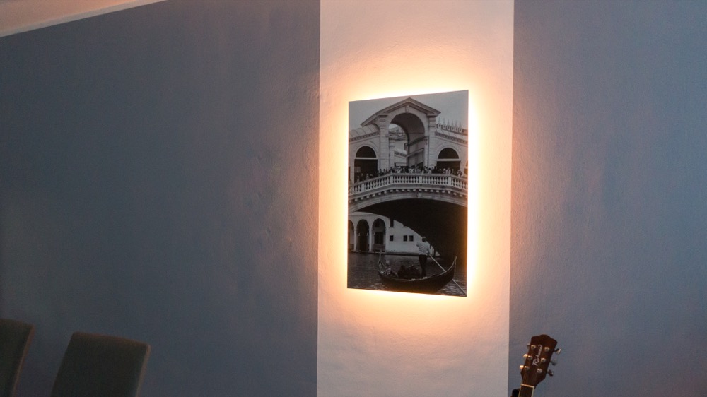 Hueblog: Zeig‘ dein Hue: LightStrip mit Trafo an der Wand