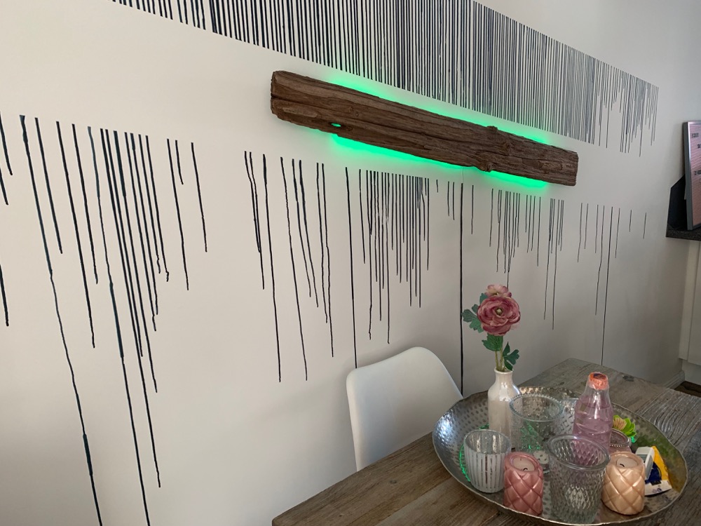 Hueblog: Zeig‘ dein Hue: Leuchtendes Treibholz an der Wand