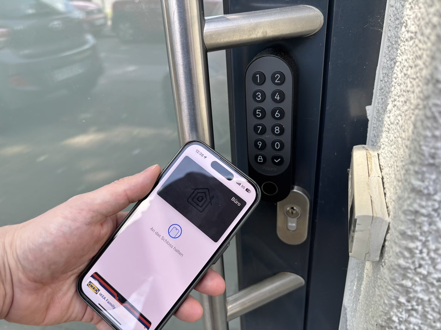 Ein iPhone öffnet das Aqara U200 mit Apple Home Key