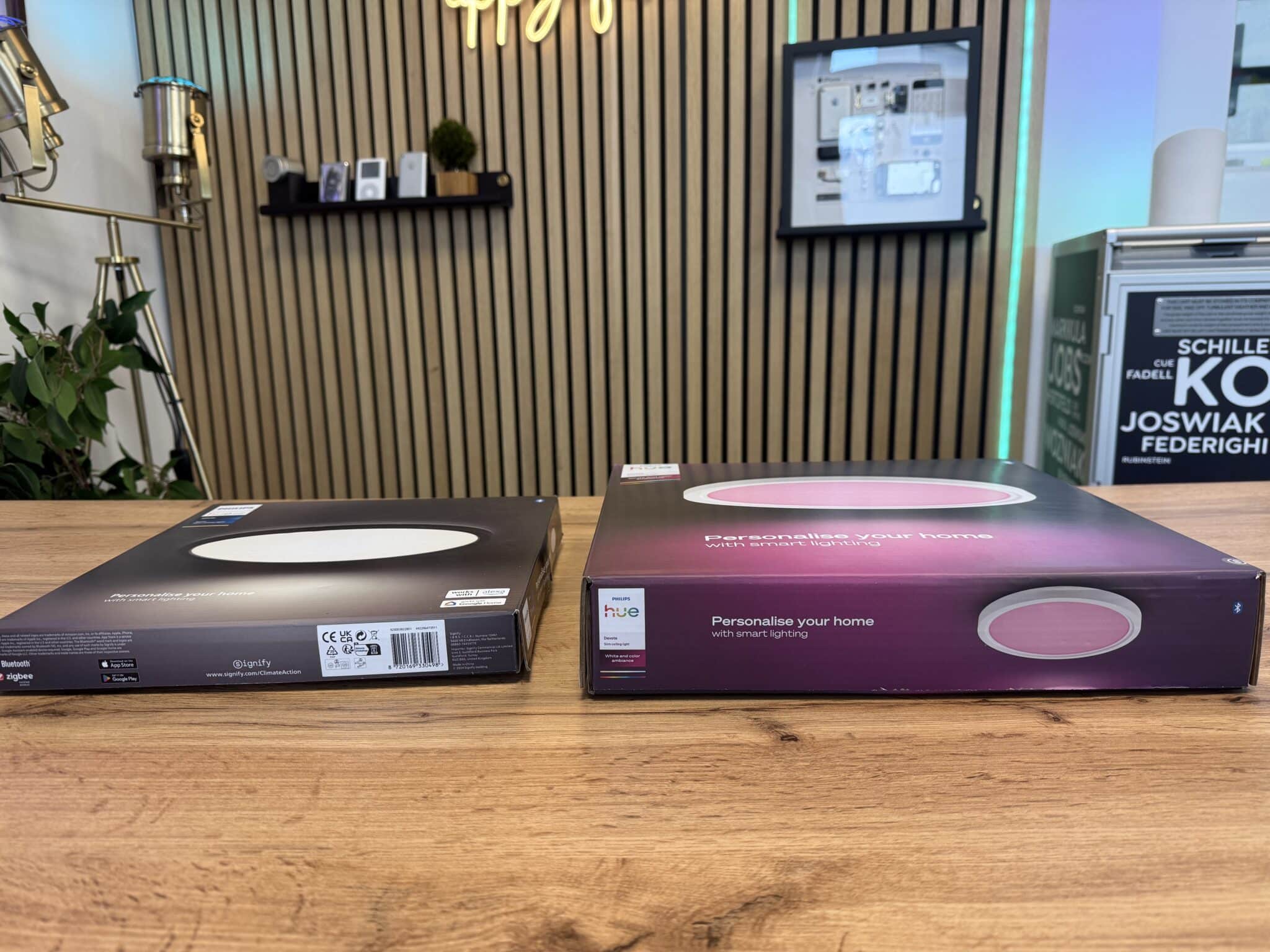 Die Verpackung der Hue Tento und Hue Devote im direkten Vergleich.