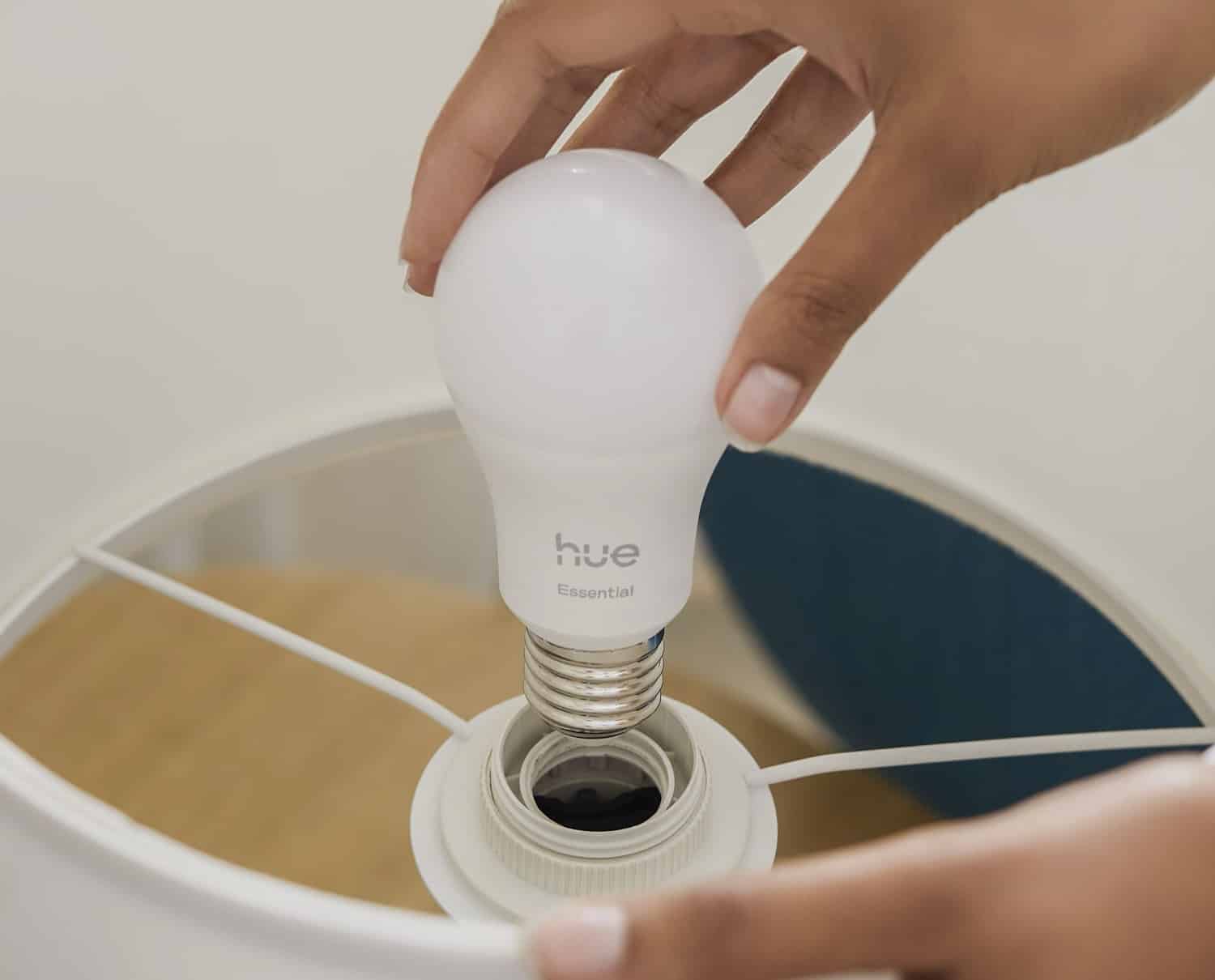 Eine Hue Essentials Lampe wird installiert