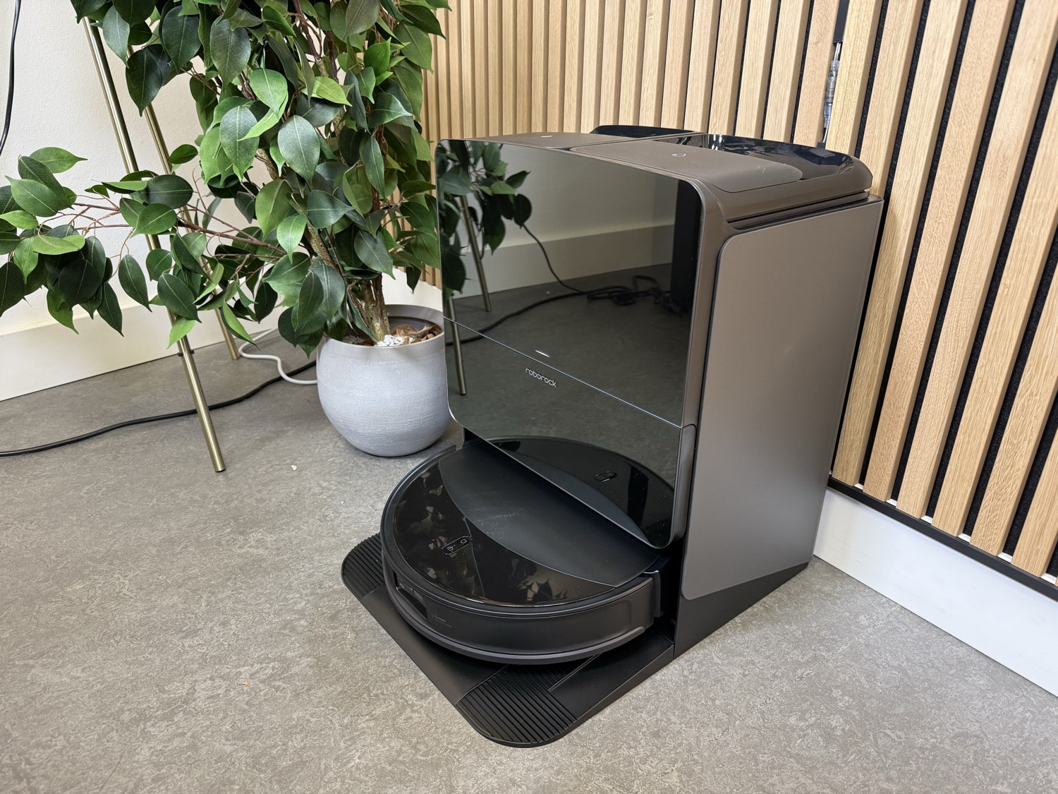 Basisstation des Roborock Saros 10R