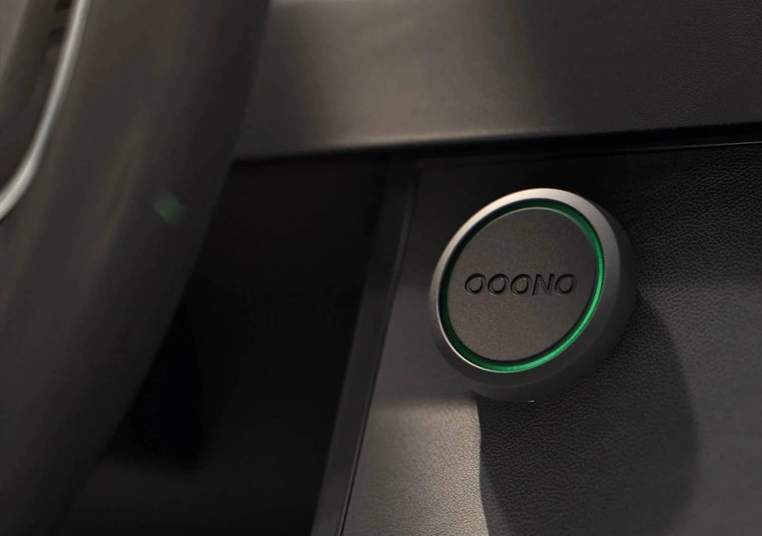 Der Ooono warnt vor Gefahren im Auto
