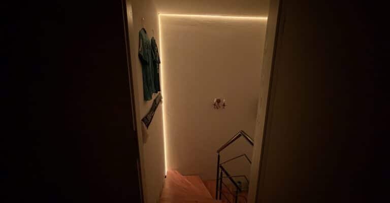 Der Philips Hue OmniGlow Lightstrip beleuchtet ein Treppenhaus
